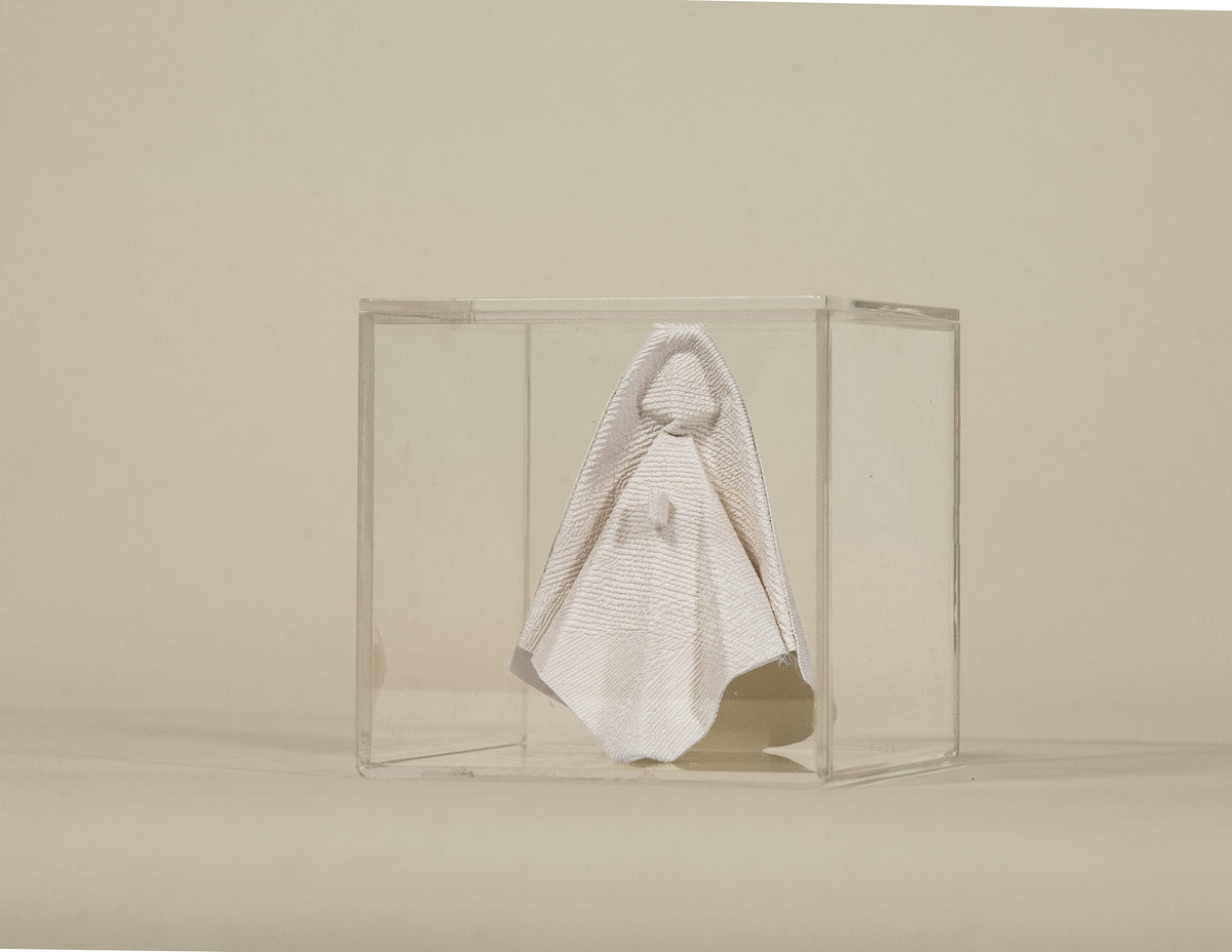 Virgen de origami blanca en caja de acrílico, con el plisado del manto a la vista
