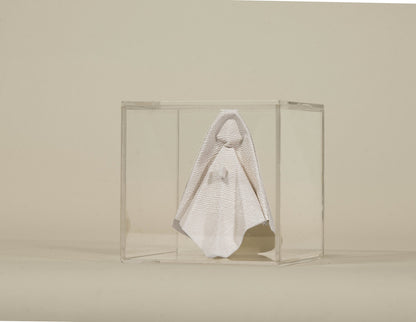 Virgen de origami blanca en caja de acrílico, con el plisado del manto a la vista