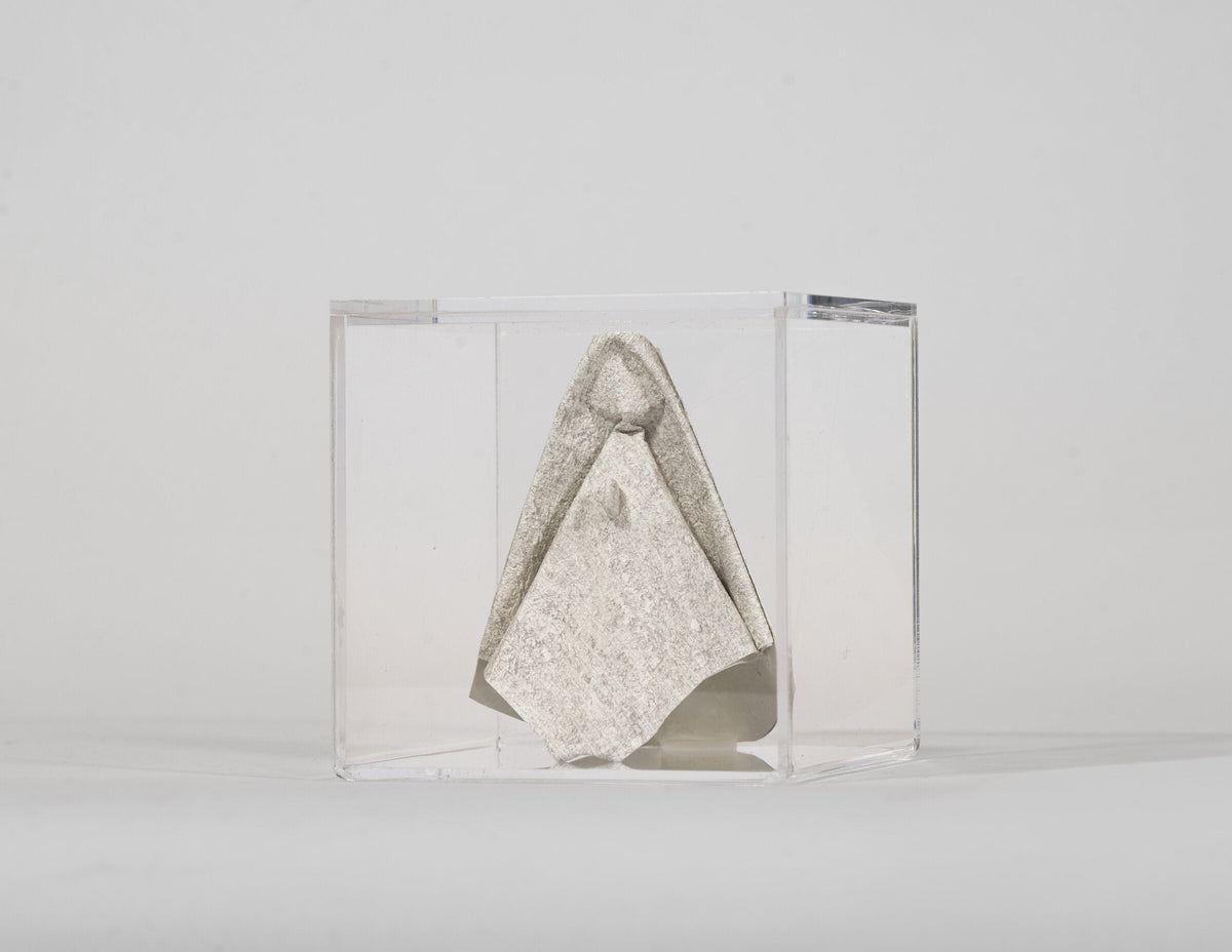 Virgen de origami gris para bolo de bautizo, en caja de acrílico