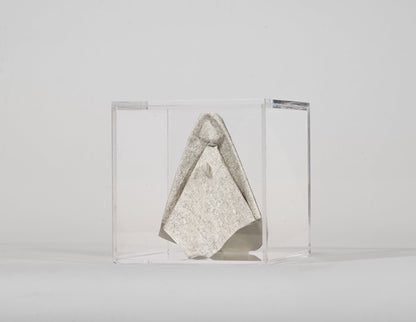 Virgen de origami gris para bolo de bautizo, en caja de acrílico