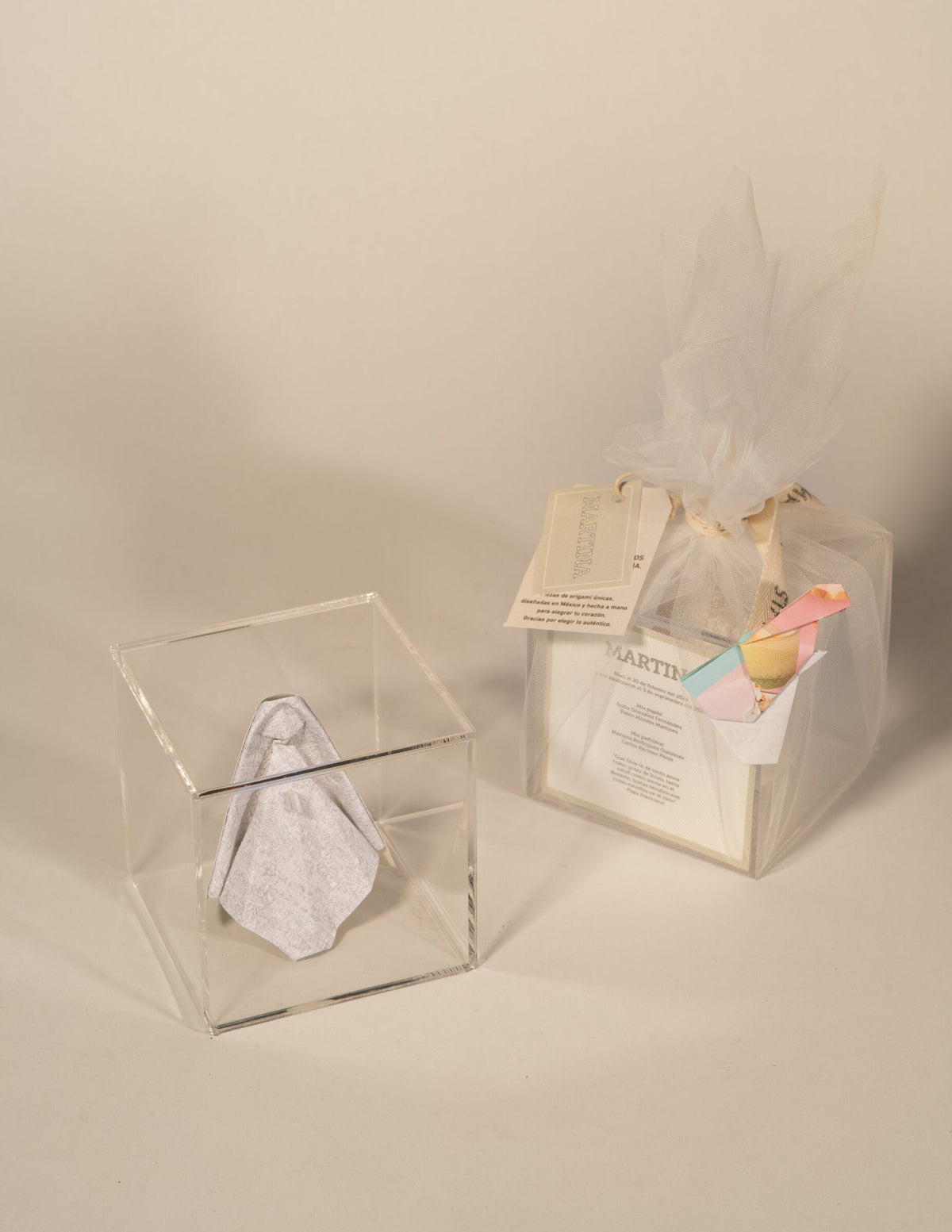 Bolo armado: la virgen de origami en su caja y la caja grande envuelta, lista para regalar