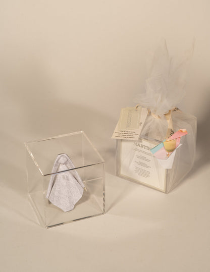 Bolo armado: la virgen de origami en su caja y la caja grande envuelta, lista para regalar