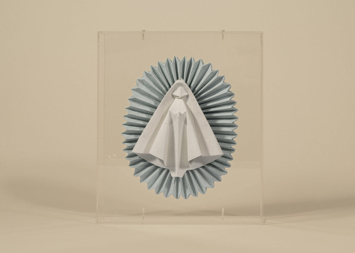 Virgen de origami azul cielo con blanco, manto blanco y rayos azul cielo, en caja de acrílico