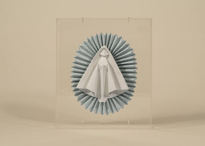 Virgen de origami azul cielo con blanco, manto blanco y rayos azul cielo, en caja de acrílico