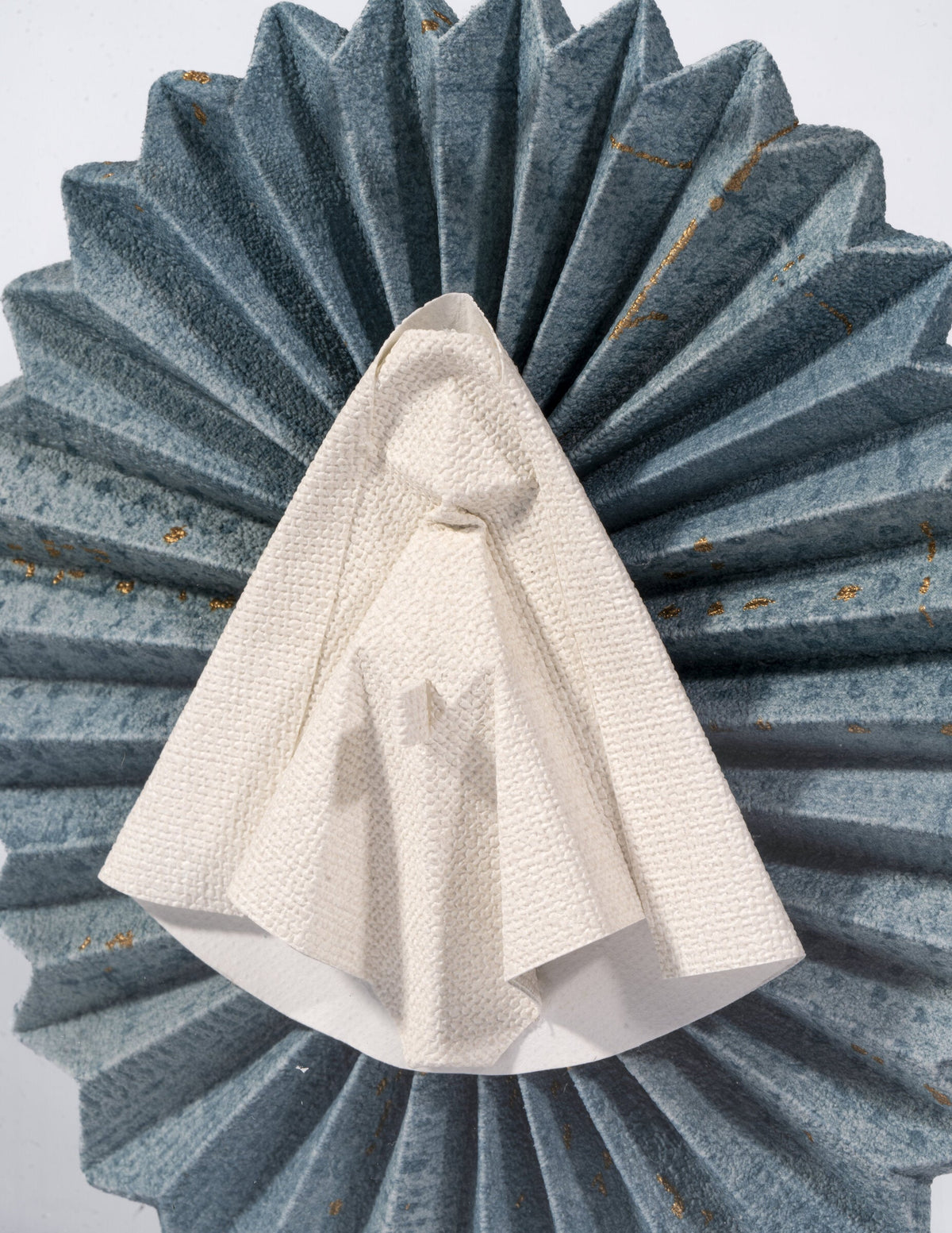 Virgen de origami especial chica con rayos azules y motas doradas, detalle del papel