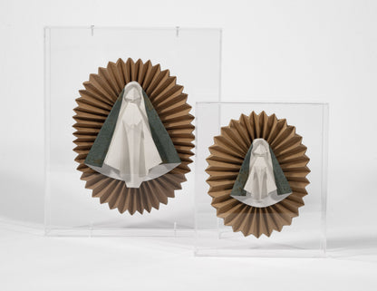 Virgen de origami especial con manto verde y beige, mediana y chica en sus cajas de acrílico
