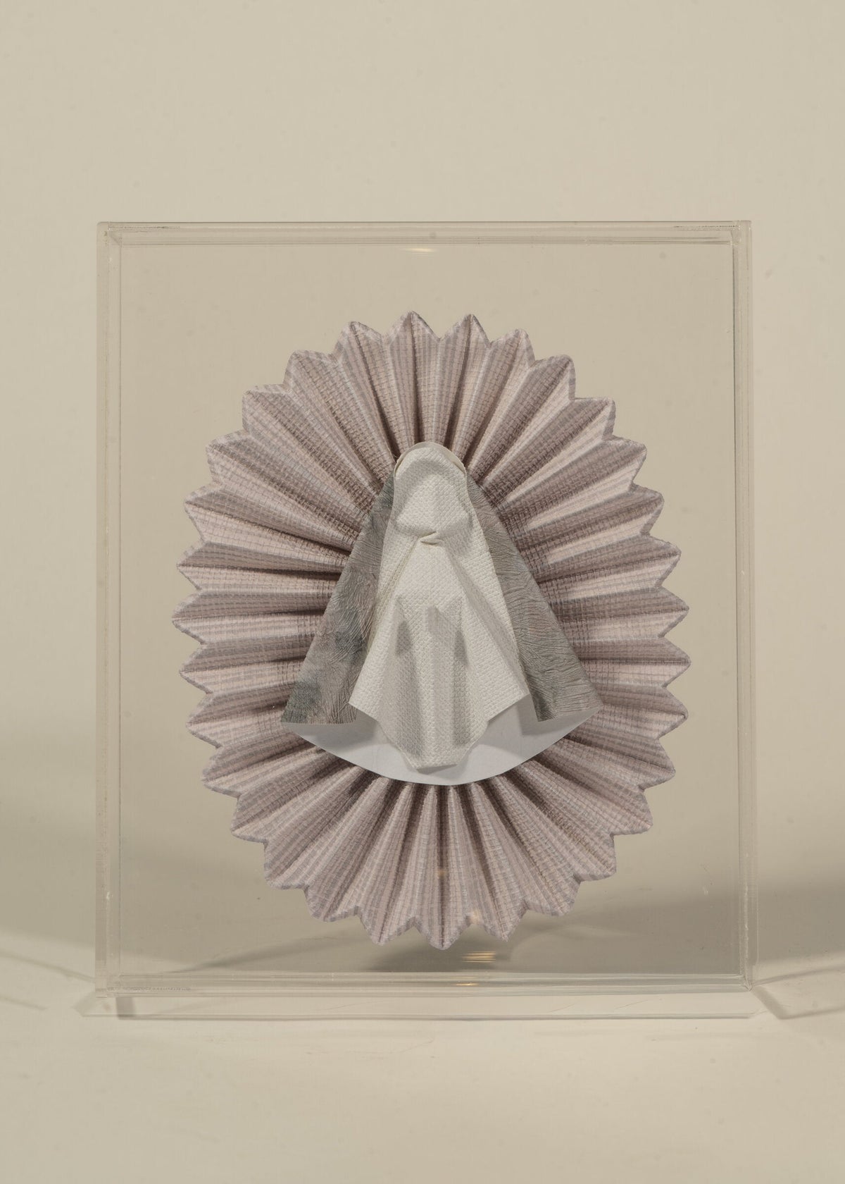 Virgen de origami especial chica en rosa con gris, de frente en su caja de acrílico