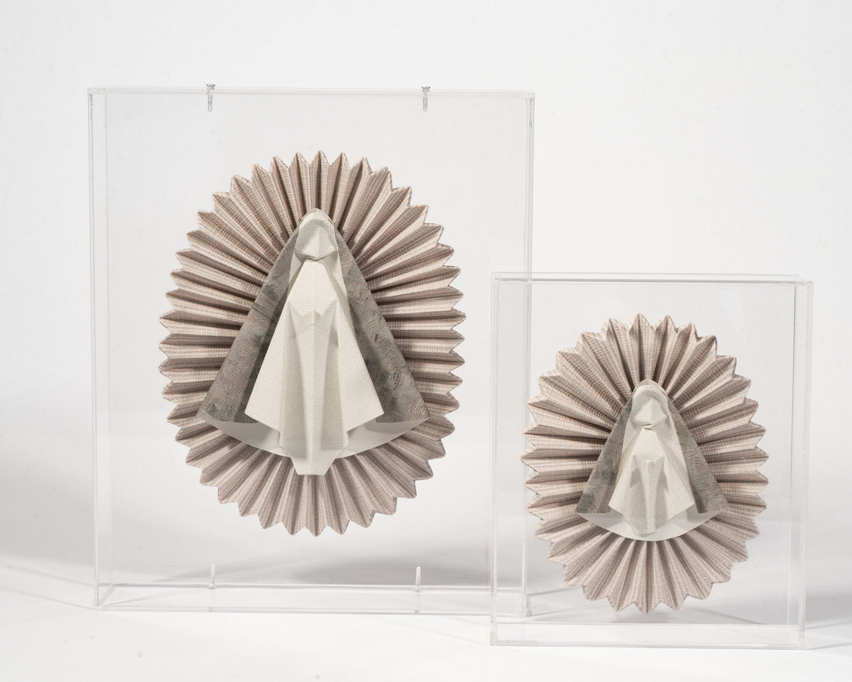 Virgen de origami especial en rosa con gris, los dos tamaños juntos sobre fondo claro