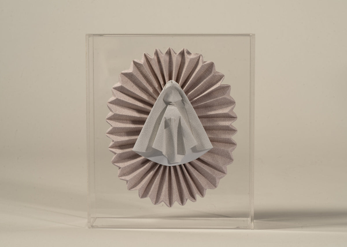 Virgen de origami especial en rosa con blanco, de frente en su caja de acrílico