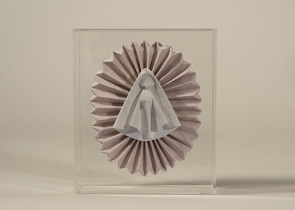 Virgen de origami especial en rosa con blanco, de frente en su caja de acrílico