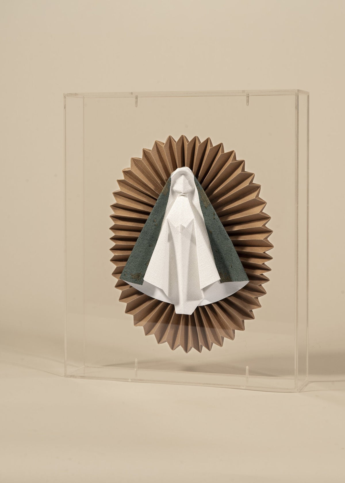 Virgen de origami especial mediana en tonos cobre, dentro de caja de acrílico