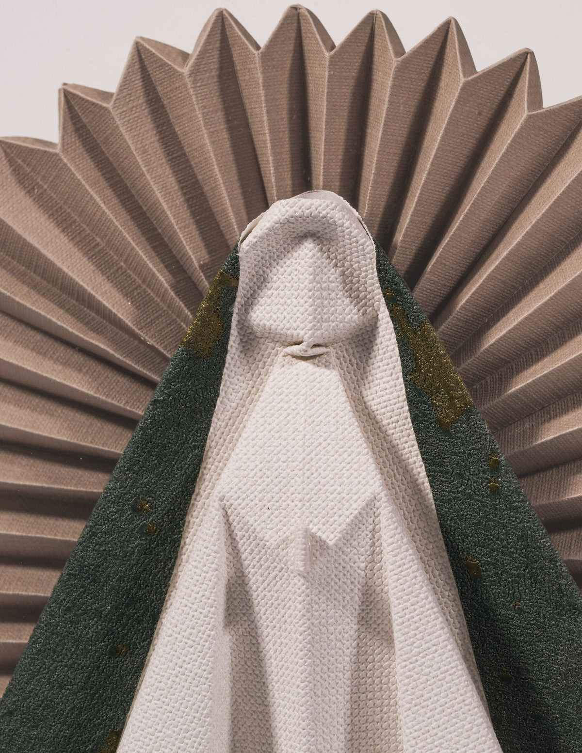 Virgen de origami especial mediana con manto verde y beige, rayos plisados en papel tapiz, detalle de cerca