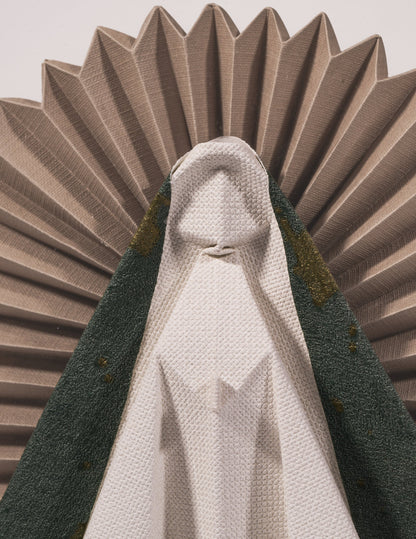Virgen de origami especial mediana con manto verde y beige, rayos plisados en papel tapiz, detalle de cerca