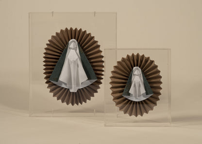 Virgen de origami especial en los dos tamaños, mediana y chica, en sus cajas de acrílico