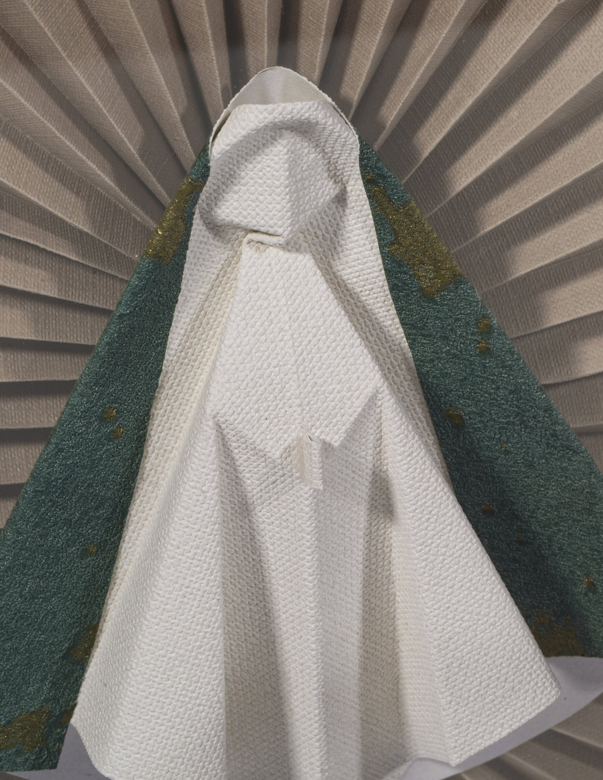 Virgen de origami especial mediana con manto verde y beige, detalle del plisado y las motas doradas