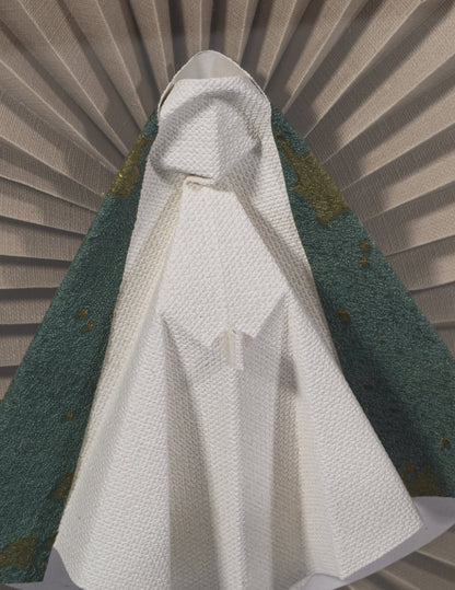 Virgen de origami especial mediana con manto verde y beige, detalle del plisado y las motas doradas