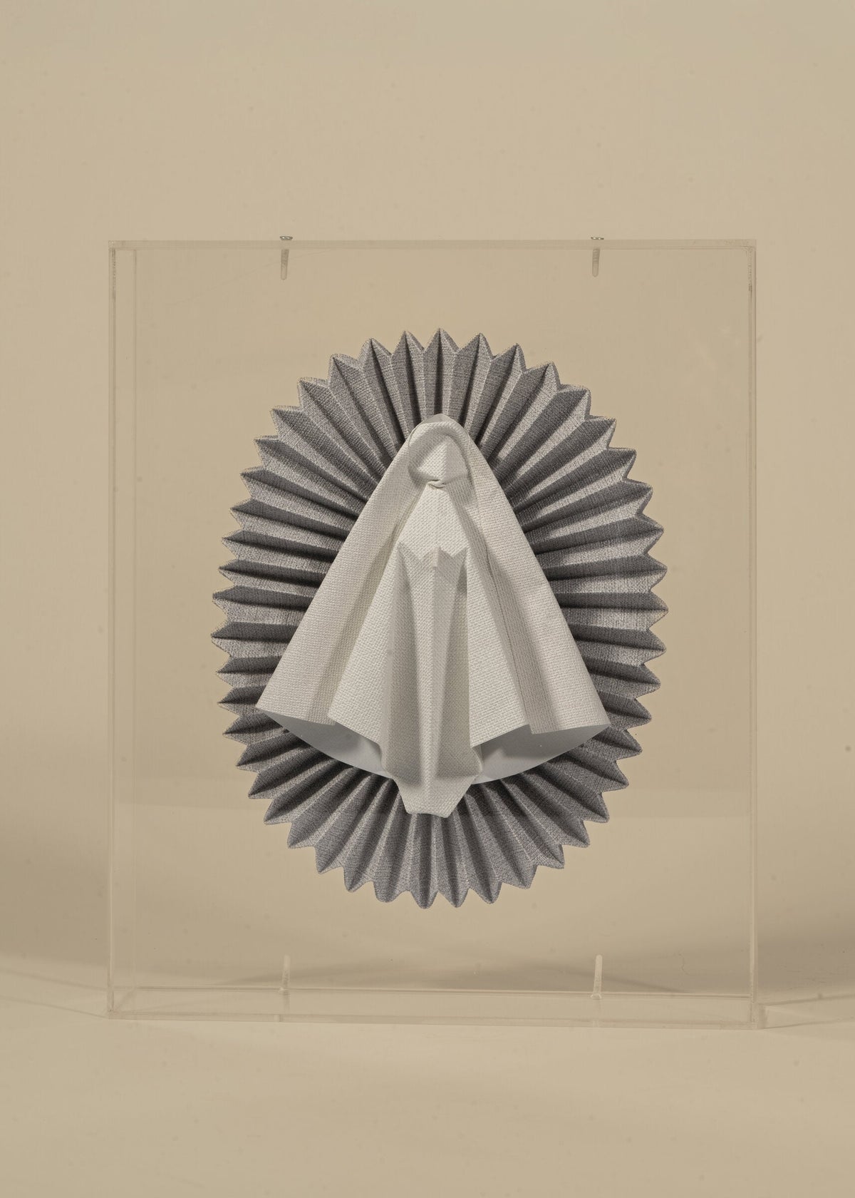 Virgen de origami especial mediana en gris, con los rayos plisados alrededor de la figura