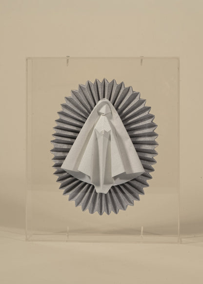 Virgen de origami especial mediana en gris, con los rayos plisados alrededor de la figura
