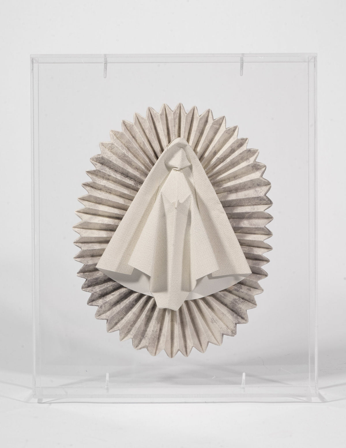 Virgen de origami especial mediana en papel hueso, dentro de su caja de acrílico