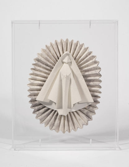Virgen de origami especial mediana en papel hueso, dentro de su caja de acrílico