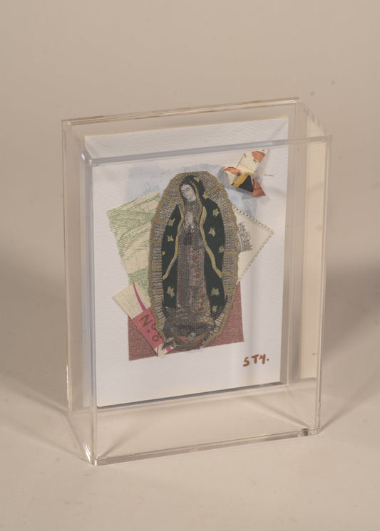 Virgen de Guadalupe en collage, vista frontal dentro de su caja de acrílico