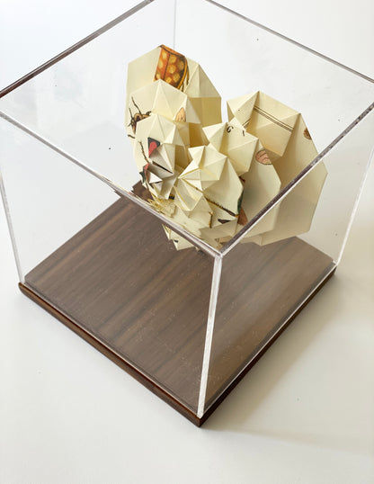 Corazón de origami en caja de acrílico, plegada a mano en origami