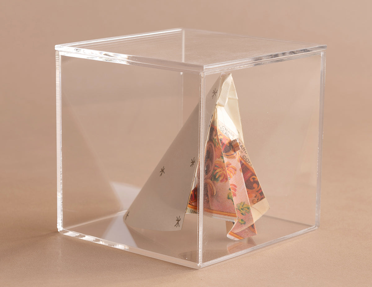 Virgen de origami para bolo, en acrílico, bajo capelo de acrílico