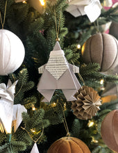 Cargar imagen en el visor de la galería, ESFERA FIGURA SANTA, JUEGO DE 3 PZ
