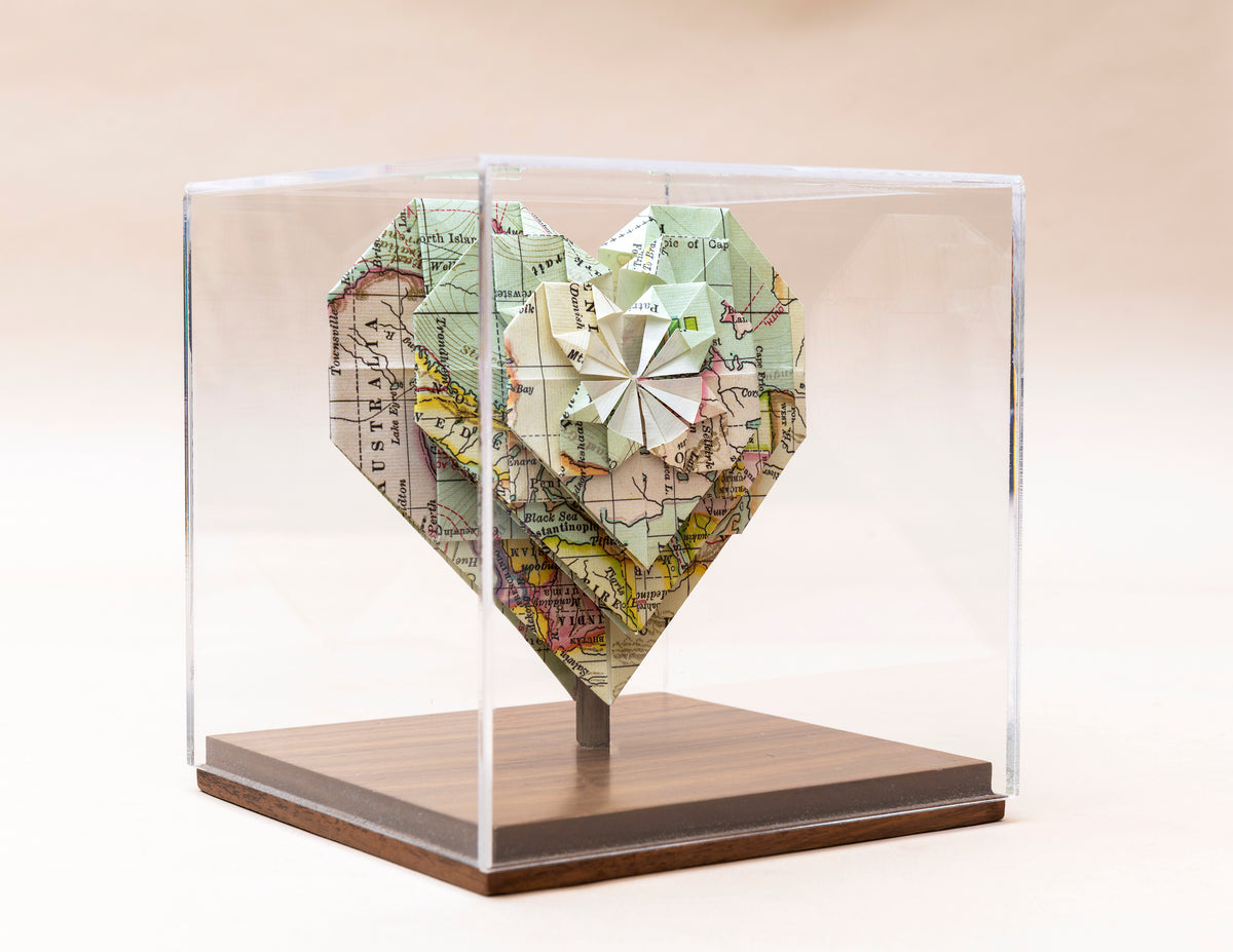 Corazón de origami en caja de acrílico