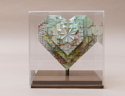 Corazón de origami en caja de acrílico, hecha a mano en el taller de Stampilla