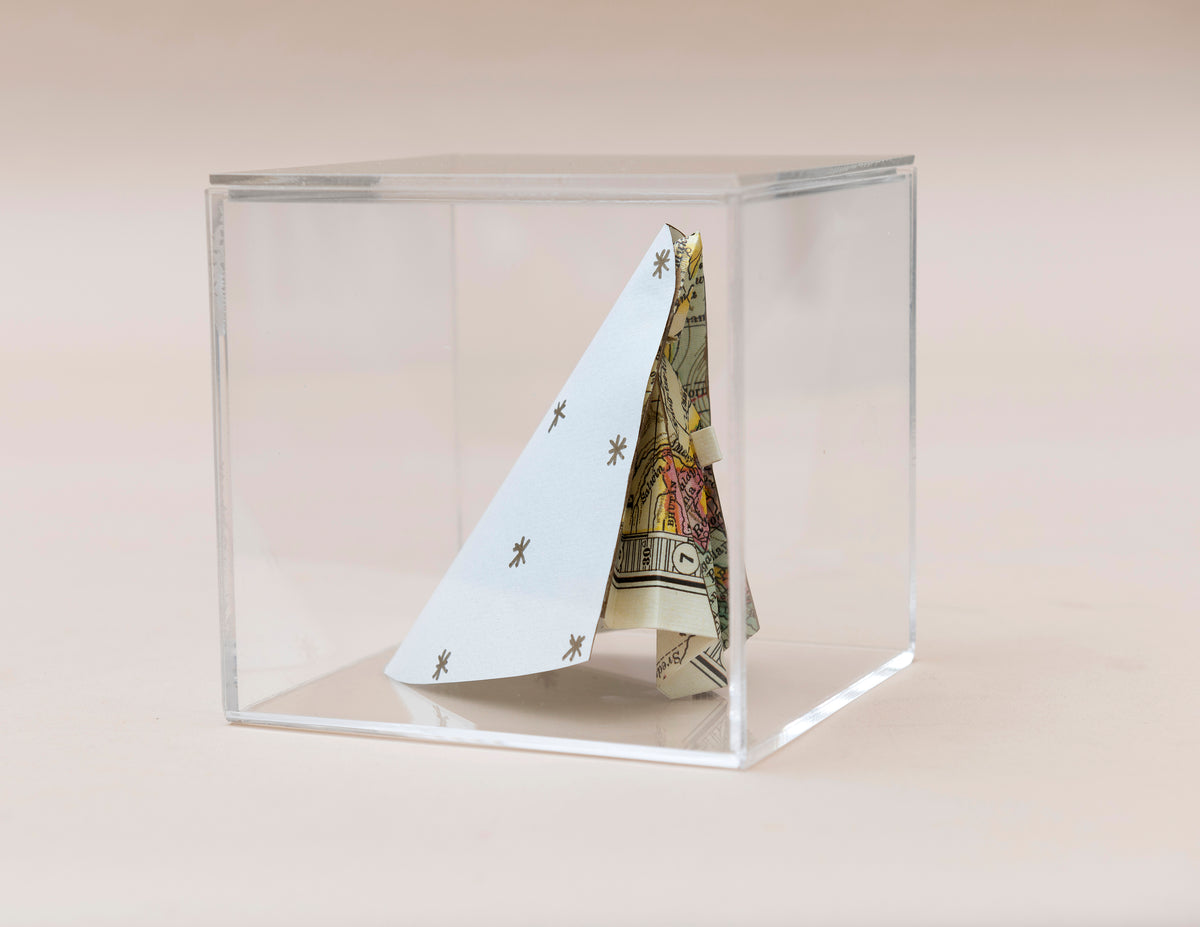 Virgen de origami en caja de acrílico, vista del reverso del papel, 11x11 cm