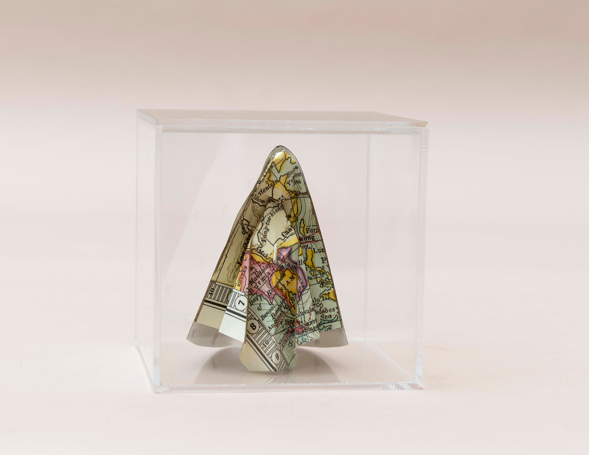 Virgen de origami en caja de acrílico, papel de mapas, 11x11 cm
