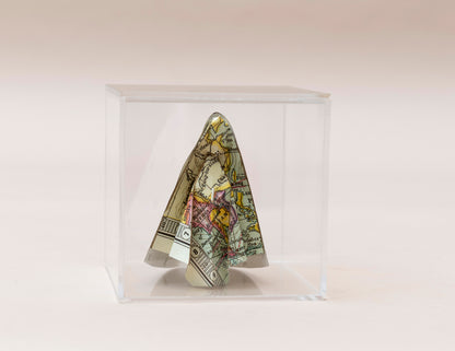 Virgen de origami en caja de acrílico, papel de mapas, 11x11 cm